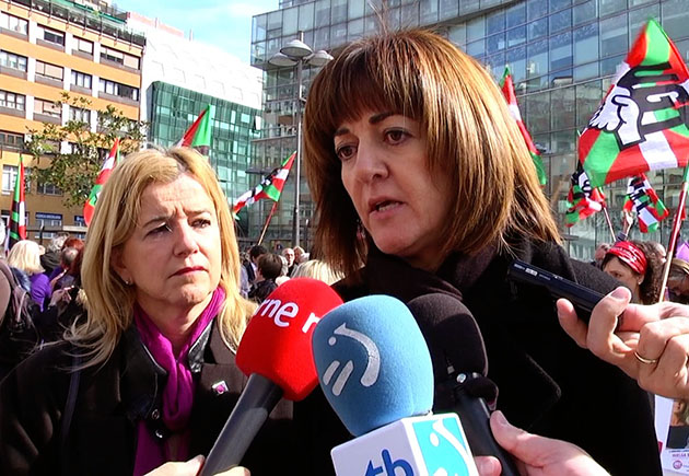 Idoia Mendia y Teresa Laespada en la concentración de UGT en Bilbao con motivo del 8 de marzo.
