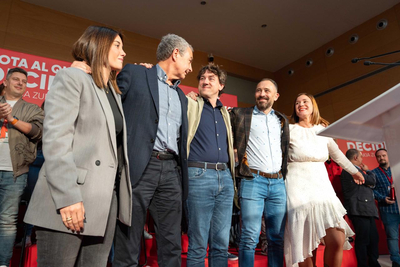 Eneko Andueza y José Luis Rodríguez Zapatero, junto a Aroa Jilete, Denis Itxaso y Cristina Laborda. Foto: Socialistas Vascos