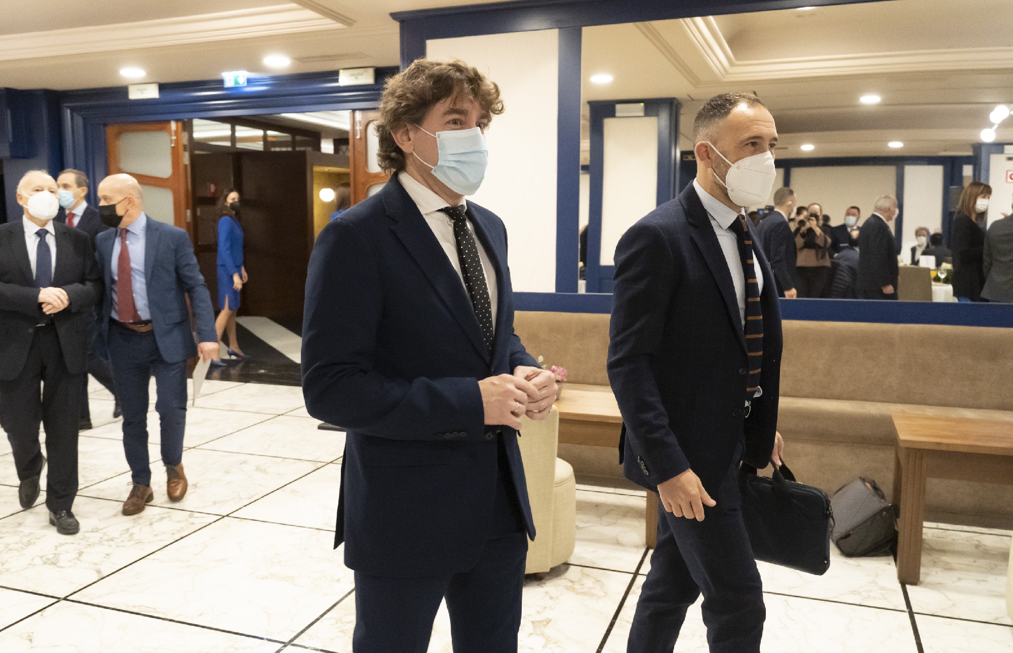 Eneko Andueza presenta a Denis Itxaso en el Forum Europa | Foto: Socialistas Vascos