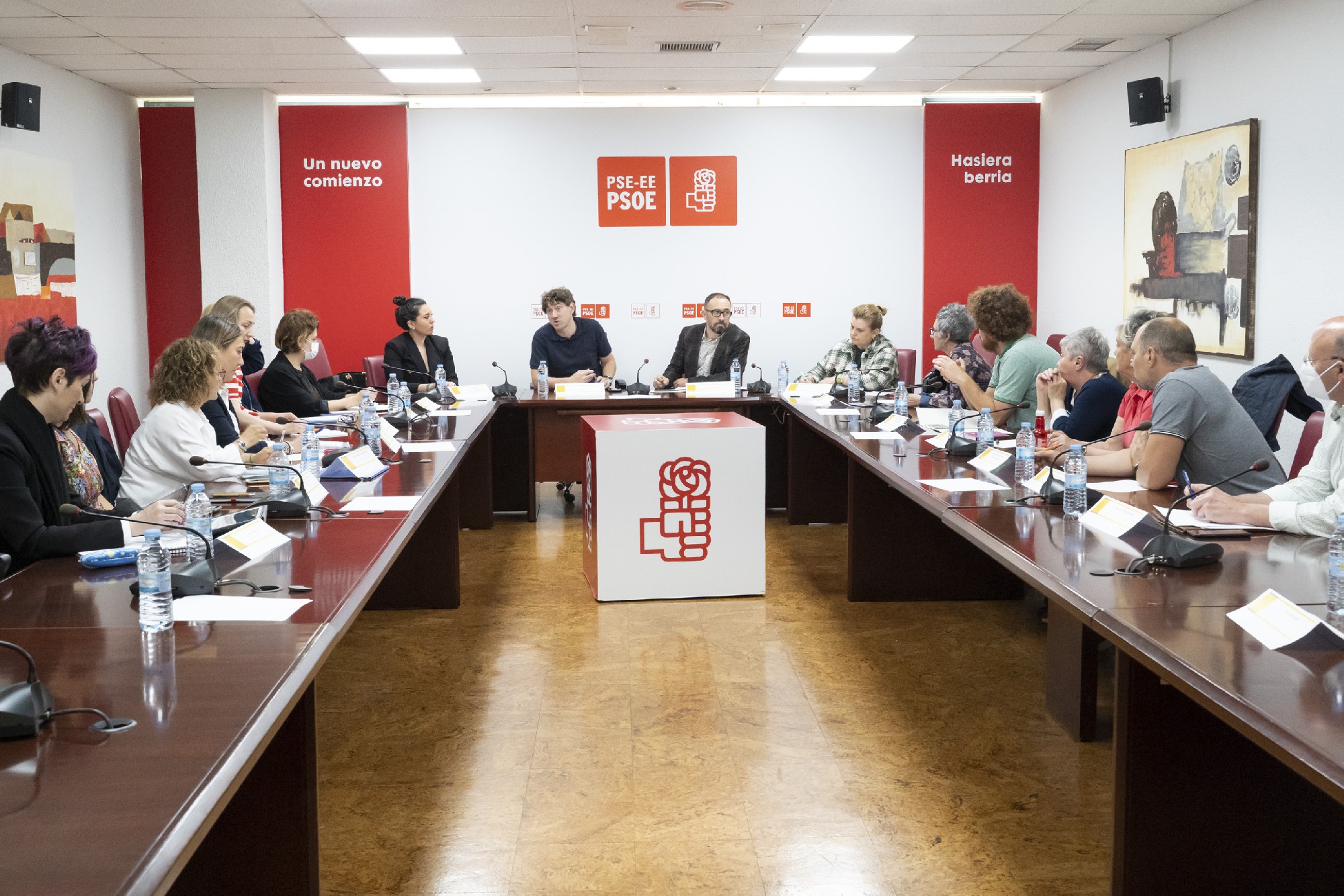 Reunión entre el PSE-EE y asociaciones Ucranianas | Foto: Socialistas Vascos