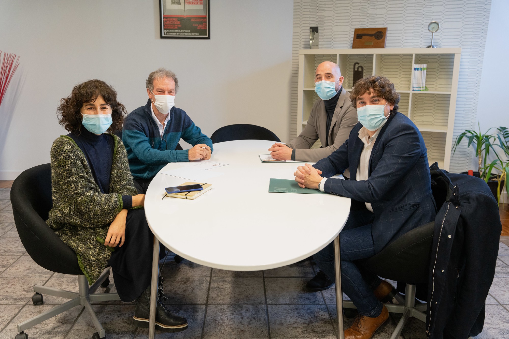 Eneko Adueza y Jon Iraola visitan la UEU en Eibar | Foto: Socialistas Vascos