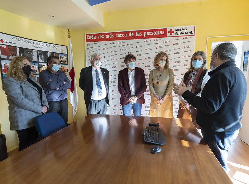 Eneko Andueza, Cristina González y  Teresa Laespada visitan las instalaciones de la Cruz Roja en Vitoria-Gasteiz | Foto: Socialistas Vascos