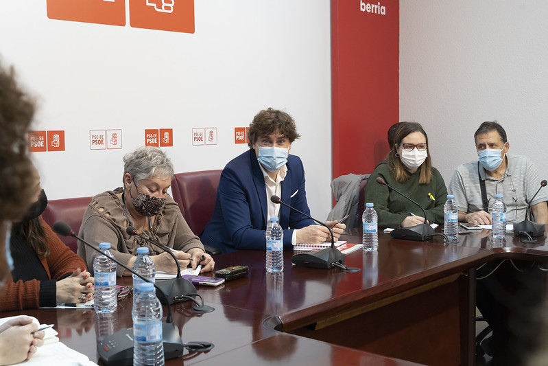 Eneko Andueza se reúne con las asociaciones y ONGD que están trabajando con Ucrania | Foto: Socialistas Vascos
