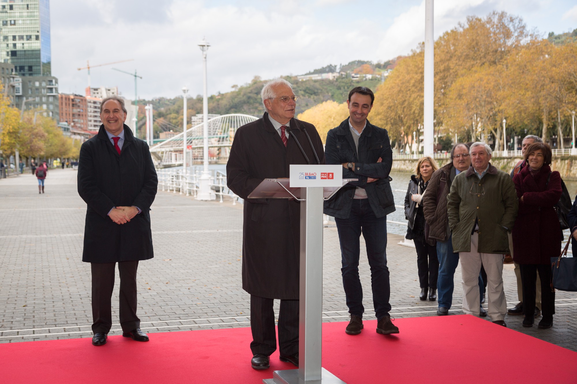 <a data-flickr-embed="true"  href="https://www.flickr.com/photos/socialistasvascos/albums/72157688422618511" title="25º Aniversario Bilbao Ría 2000"><img src="https://farm5.staticflickr.com/4547/38388082561_4f5ec56aaf_c.jpg" width="800" height="583" alt="25º Aniversario Bilbao Ría 2000"></a><script async src="//embedr.flickr.com/assets/client-code.js" charset="utf-8"></script>