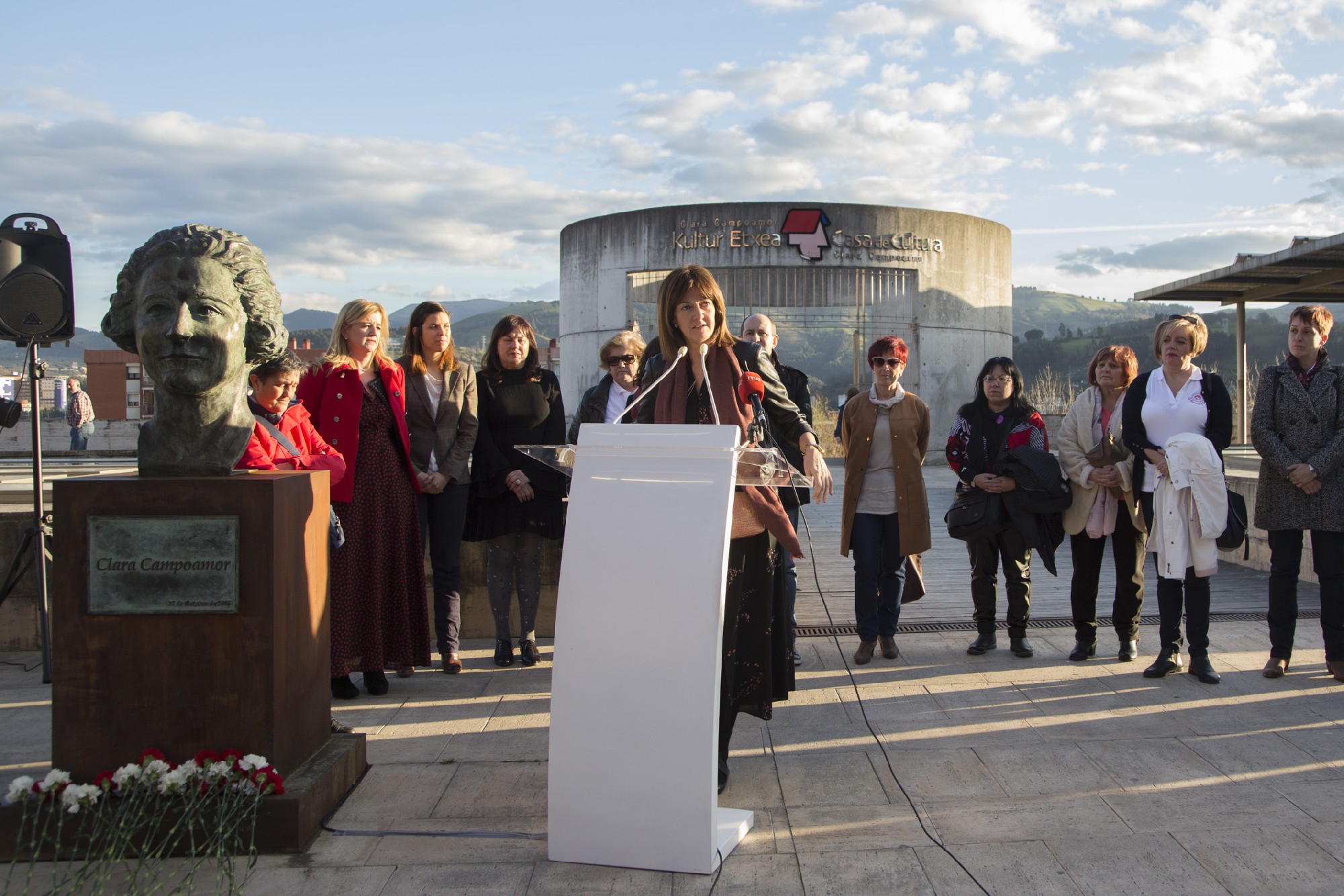 Idoia Mendia interviene en la ofrenda floral a Clara Campoamor | Foto: Socialistas Vascos
