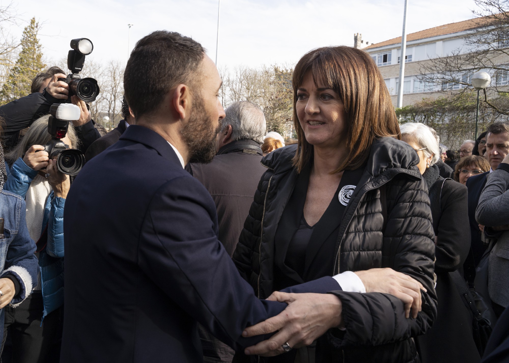 Denis Itxaso saluda a Idoia Mendia, al inicio del acto de toma de posesi&oacute;n. | Foto: Socialistas Vascos