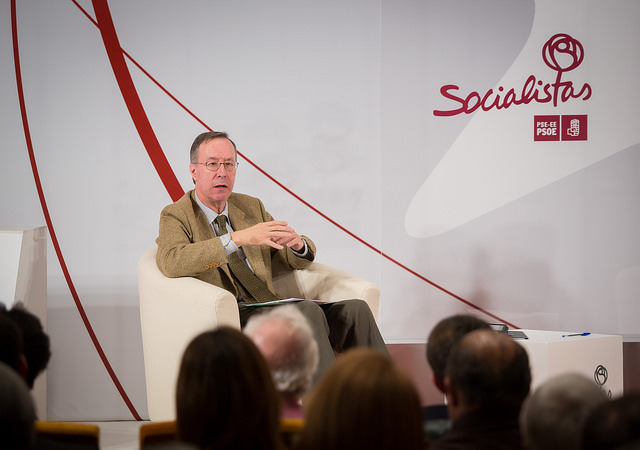 El catedr&aacute;tico de Derecho Constitucional, Alberto L&oacute;pez Basaguren, en una conferencia ofrecida el 24 de enero de 2014 en Bilbao bajo el t&iacute;tulo "Federalismo, por qu&eacute; y para qu&eacute;" | Foto: Socialistas vascos.