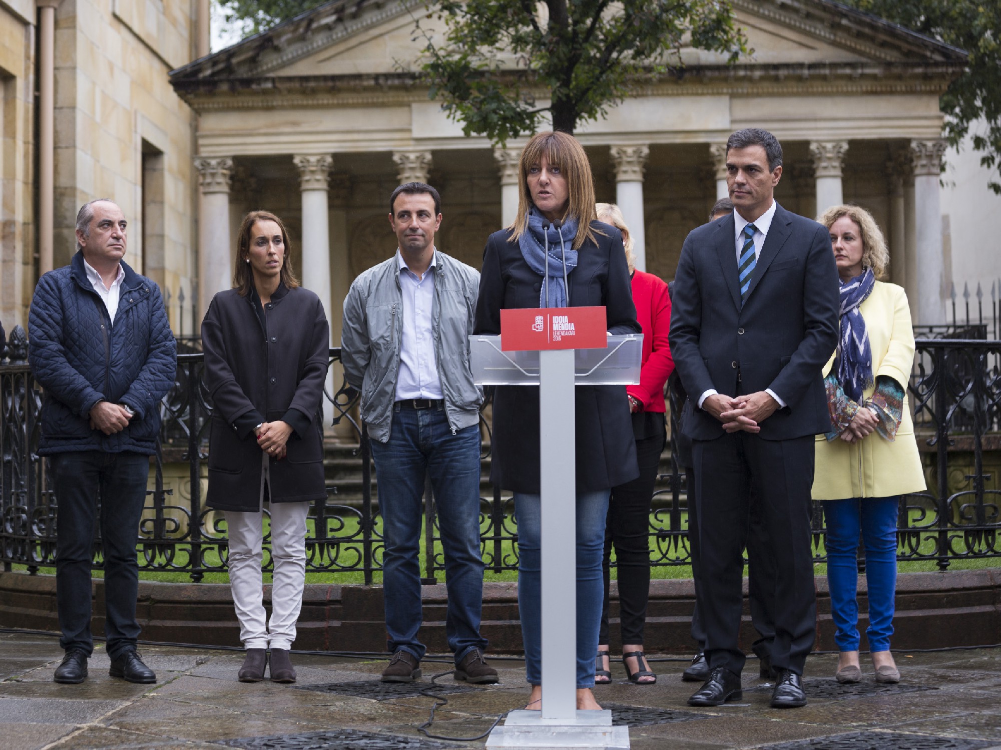 Idoia Mendia, junto a Pedro S&aacute;nchez, en Gernika. [Foto: Socialistas Vascos]