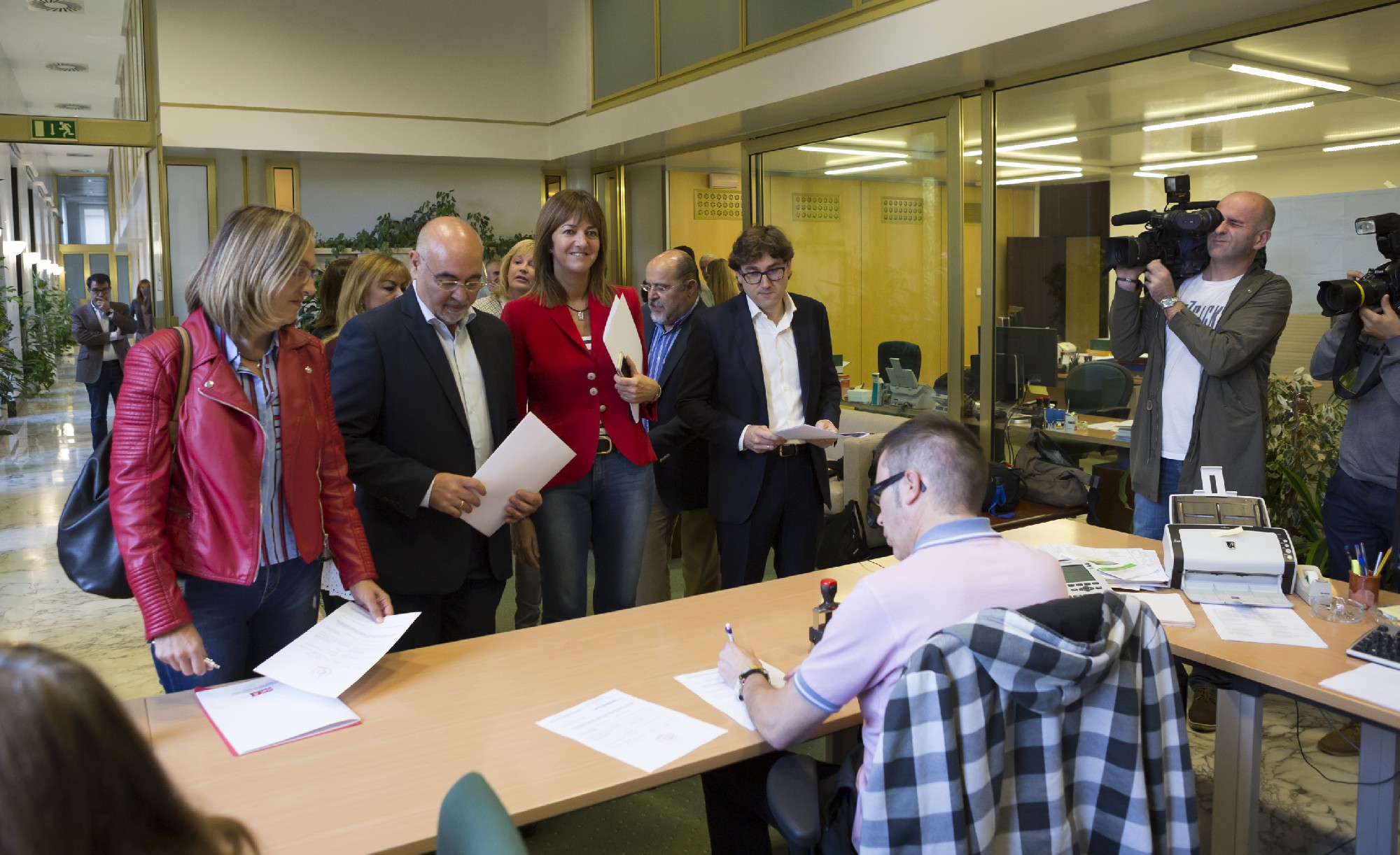 Los 9 parlamentarios socialistas recogen sus acreditaciones en el registro del Parlamento Vasco. FOTO | Socialistas Vascos