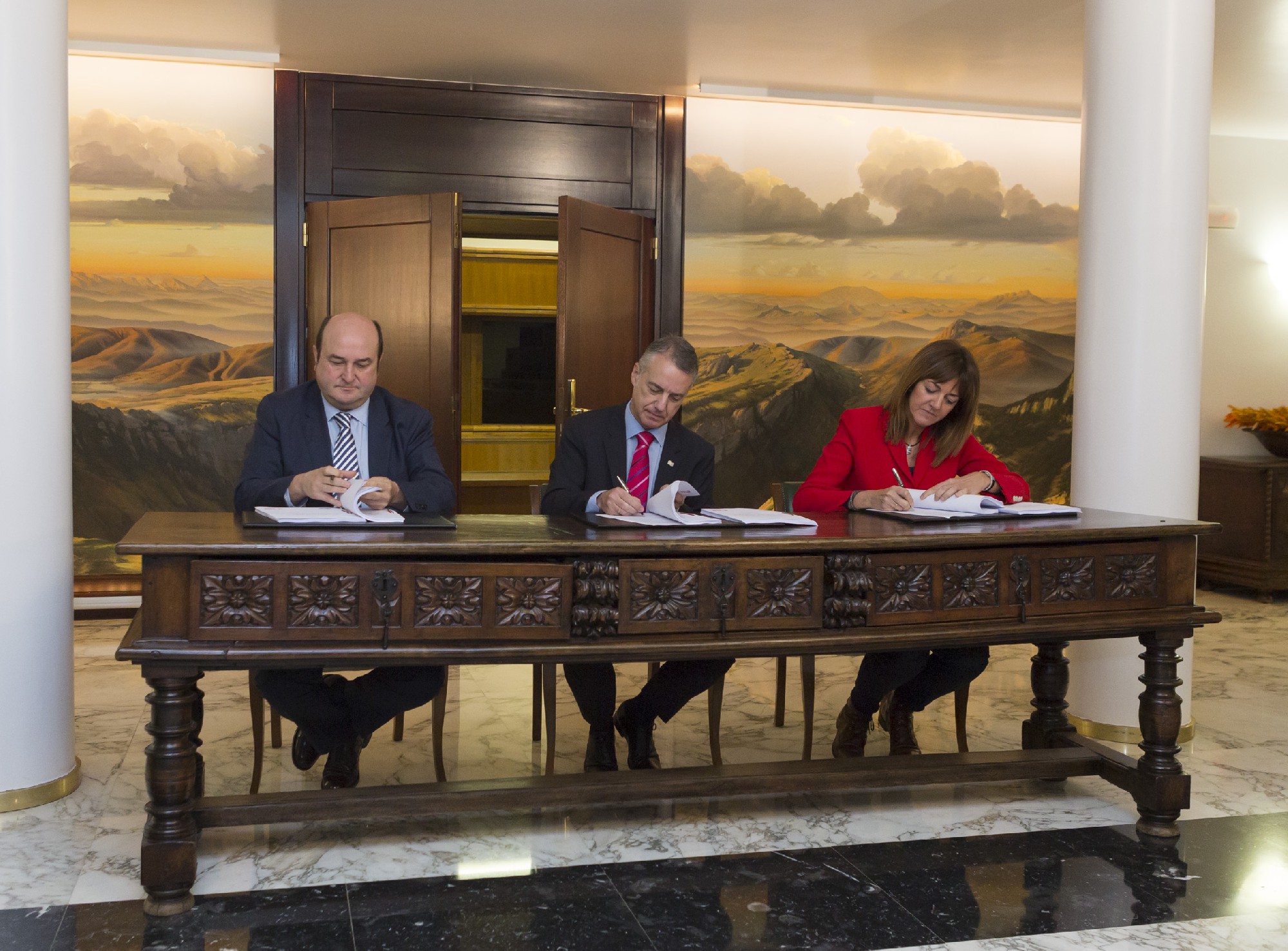 Idoia Mendia, I&ntilde;igo Urkullu y Andoni Ortuzar firman el acuerdo para formar un gobierno de coalici&oacute;n entre PSE-EE y EAJ-PNV FOTO: Socialistas Vascos