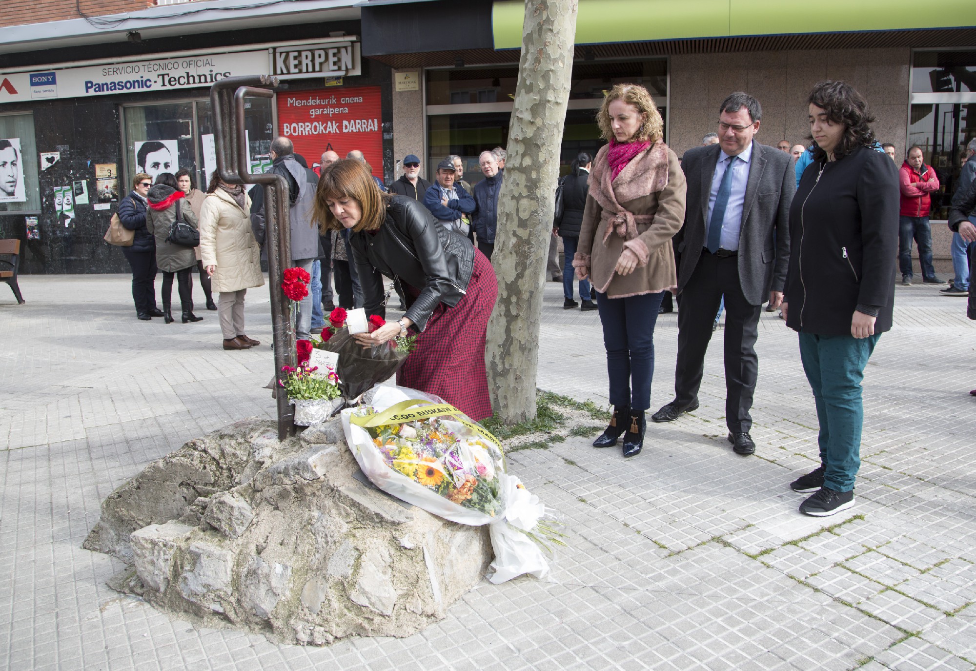 Idoia Mendia y una representaci&oacute;n del PSE de &Aacute;lava homenajean a las v&iacute;ctimas del 3 de Marzo | Foto: Socialistas Vascos