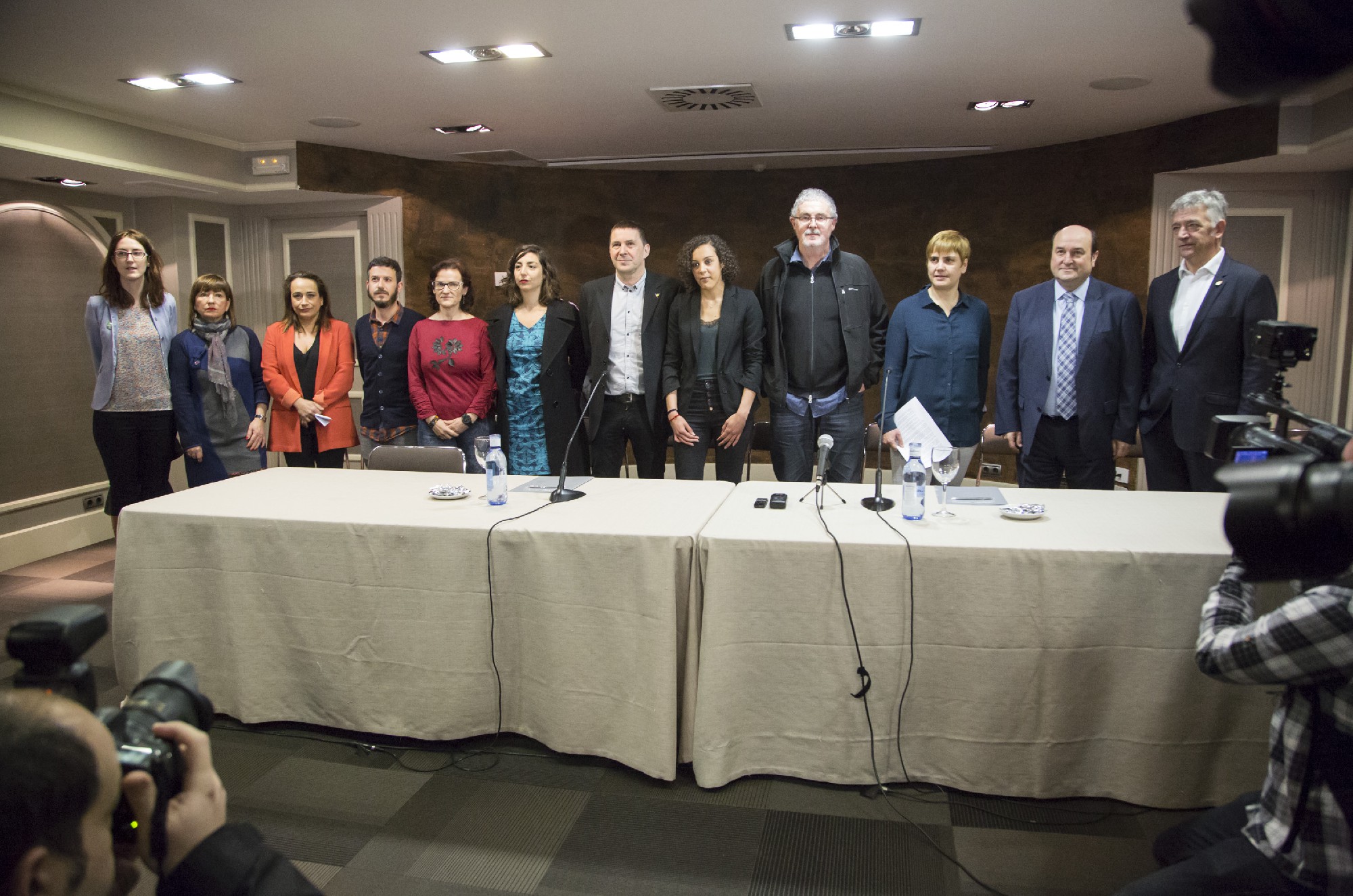 Representantes de las distintas organizaciones pol&iacute;ticas y sindicales que han suscrito la declaraci&oacute;n sobre el desarme de ETA. Foto| Socialistas Vascos