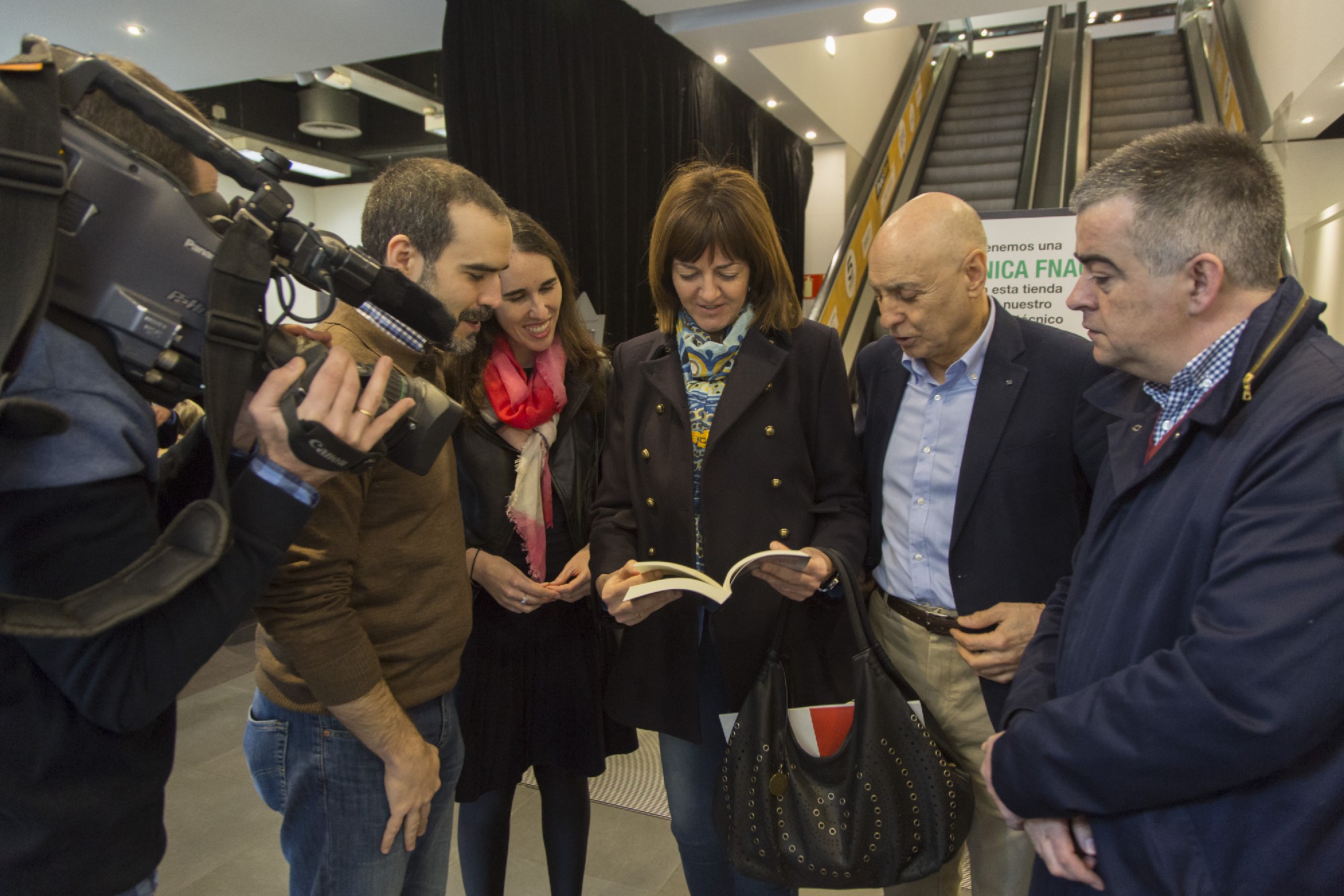 Idoia Mendia ojea el libro "La izquierda vasca", junto a los autores del libro, Gaiazka Fern&aacute;ndez Soldevilla y Sara Garc&iacute;a Hidalgo, el vicepresidente de la Fundaci&oacute;n Ram&oacute;n Rubial, Rodolfo Ares, y el Secretario de Organizaci&oacute;n del PSE-EE, Miguel &Aacute;ngel Morales | Foto: Socialistas Vascos.
