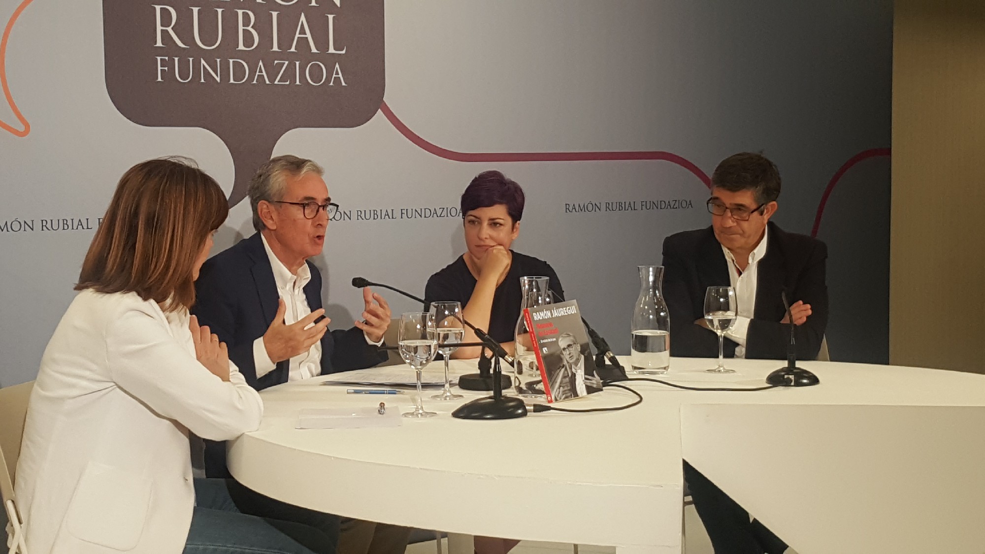 Patxi L&oacute;pez, Eider Gardiazabal e Idoia Mendia en la presentaci&oacute;n del libro de Ram&oacute;n J&aacute;uregui "Memoria de Euskadi. El relato de la paz" | Foto: Socialistas Vascos