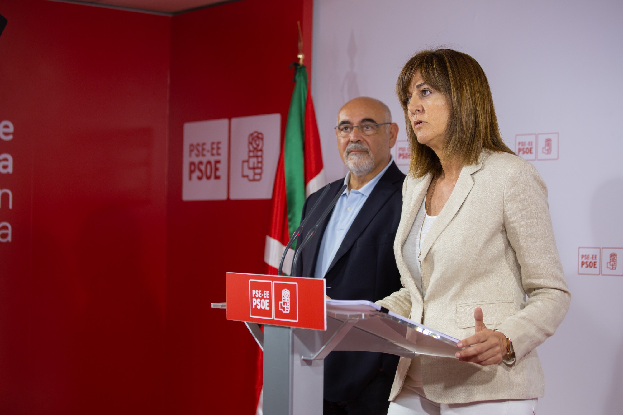 La Secretaria General del PSE-EE, Idoia Mendia, junto al portavoz parlamentario, Jos&eacute; Antonio Pastor, en la rueda de prensa que han ofrecido en la sede socialista de Bilbao | Foto: Socialistas Vascos.