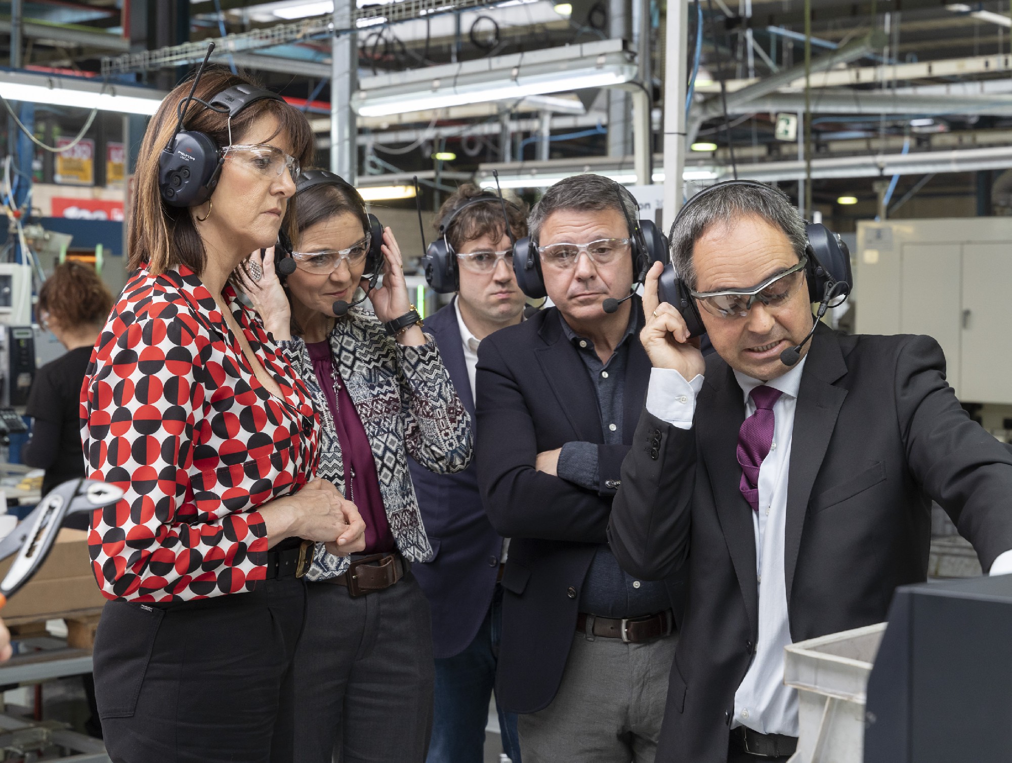 Idoia Mendia, la Ministra Reyes Maroto, Eneko Andueza y Jos&eacute; Antonio Santano, junto a uno de los responsables de Snap On.| Foto: Socialistas Vascos
