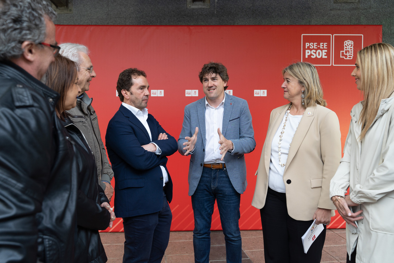 El Secretario General del PSE-EE, Eneko Andueza, junto a la candidata a diputada general de Bizkaia, Teresa Laespada, y el alcalde de Ermua y candidato a la reelección, Juan Carlos Abascal | Foto: Socialistas Vascos