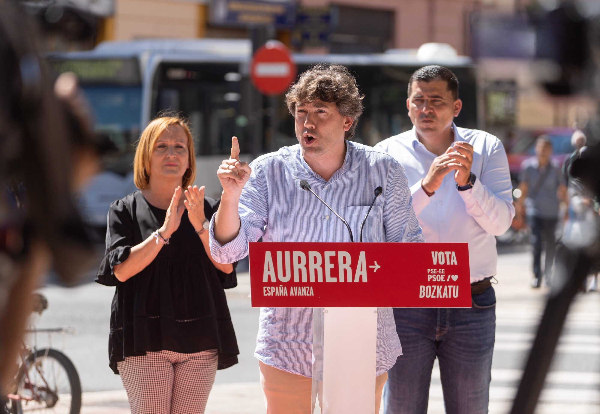 El Secretario General del PSE-EE, Eneko Andueza, durante su intervención en el acto celebrado en Vitoria-Gasteiz en apoyo a los candidatos alaveses al Congreso y el Senado, Dani Senderos y Julia Liberal | Foto: Socialistas Vascos