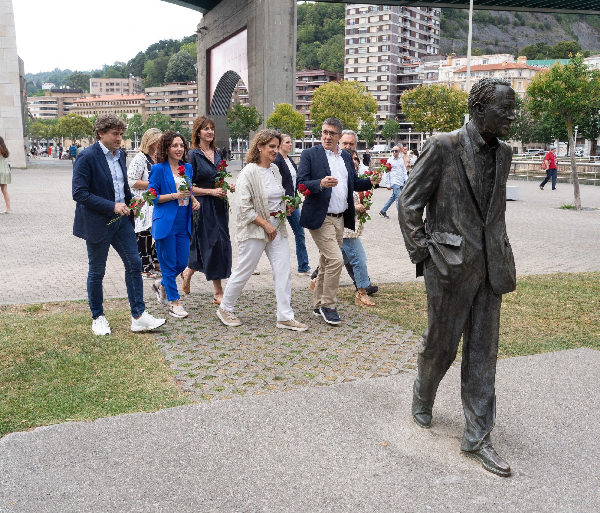 El Secretario General del PSE-EE, Eneko Andueza, acompañado por la vicepresidenta tercera del Gobierno, Teresa Ribera, el cabeza de lista al Congreso por Bizkaia, Patxi López, y otros cargos socialistas, junto a la escultura de Ramón Rubial | Foto: Socialistas Vascos