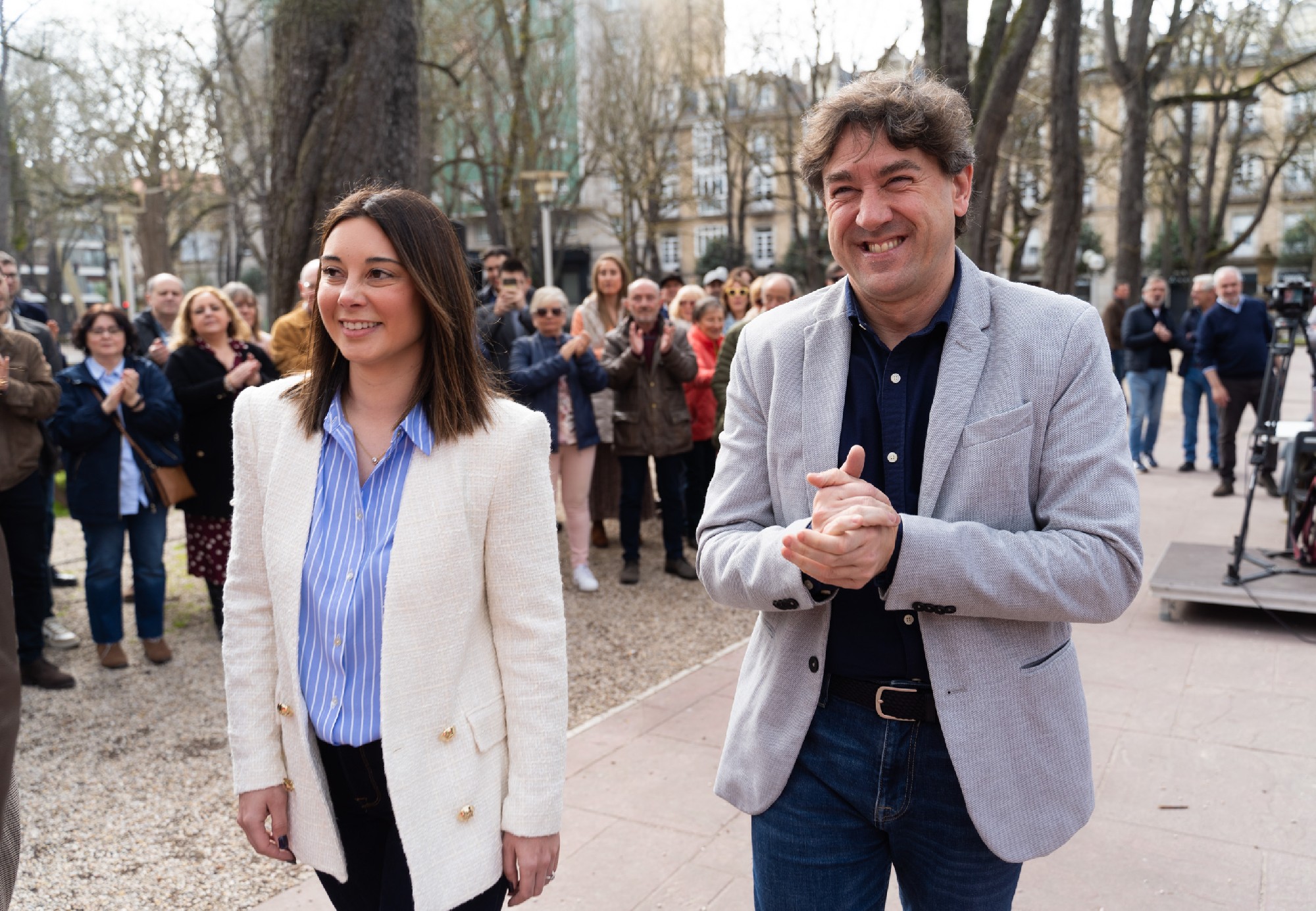 Eneko Andueza y la candidata por Álava, Eneko Aroa, se dirigen al acto en Vitoria. Foto: Socialistas Vascos.