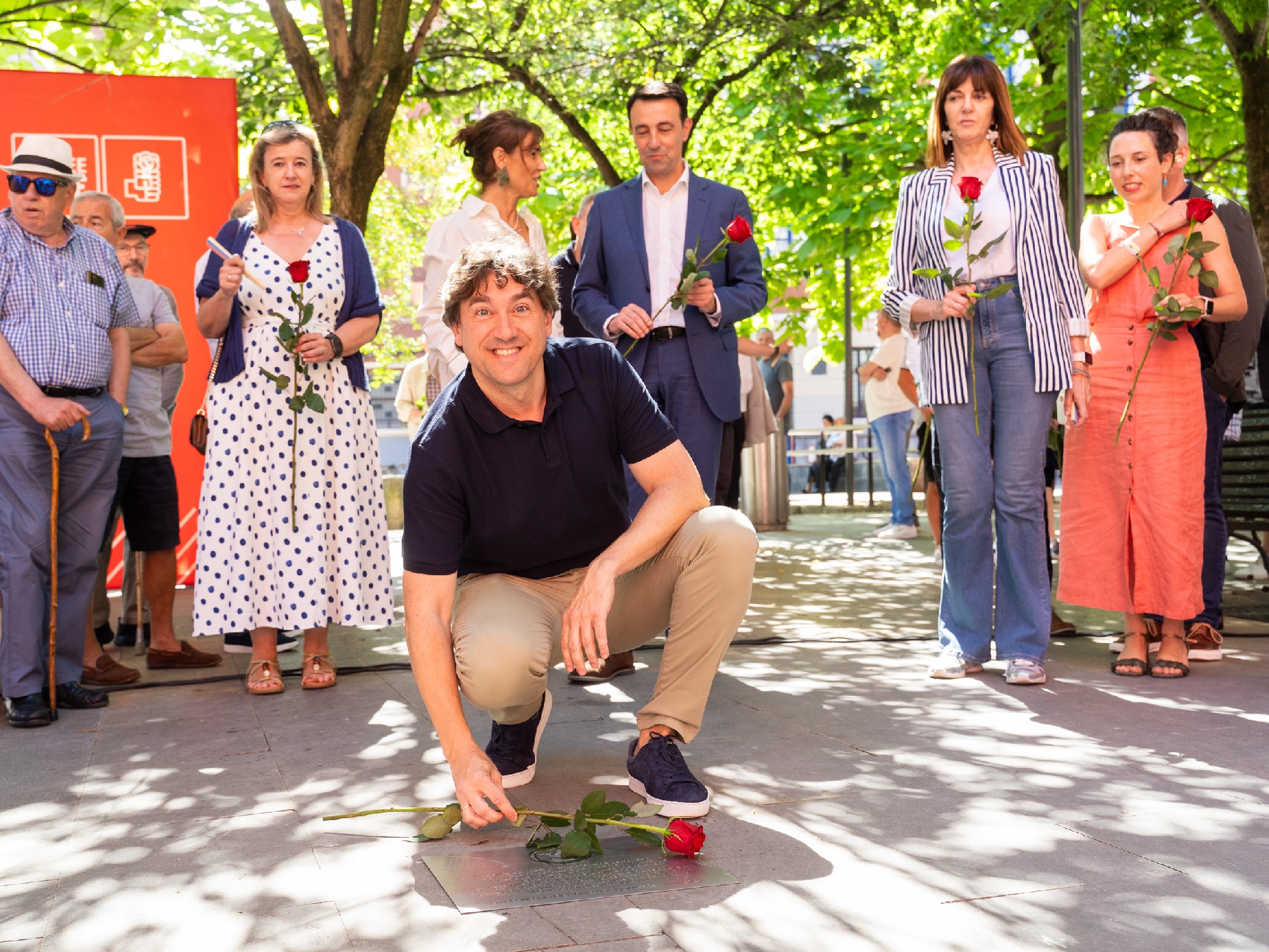 El Secretario General del PSE-EE, Eneko Andueza, junto al vicelehendakari Mikel Torres y otros cargos y simpatizantes en la conmemoración del 138 aniversario de la creación de la primera Agrupación Socialista de Bilbao | Foto: Socialistas Vascos