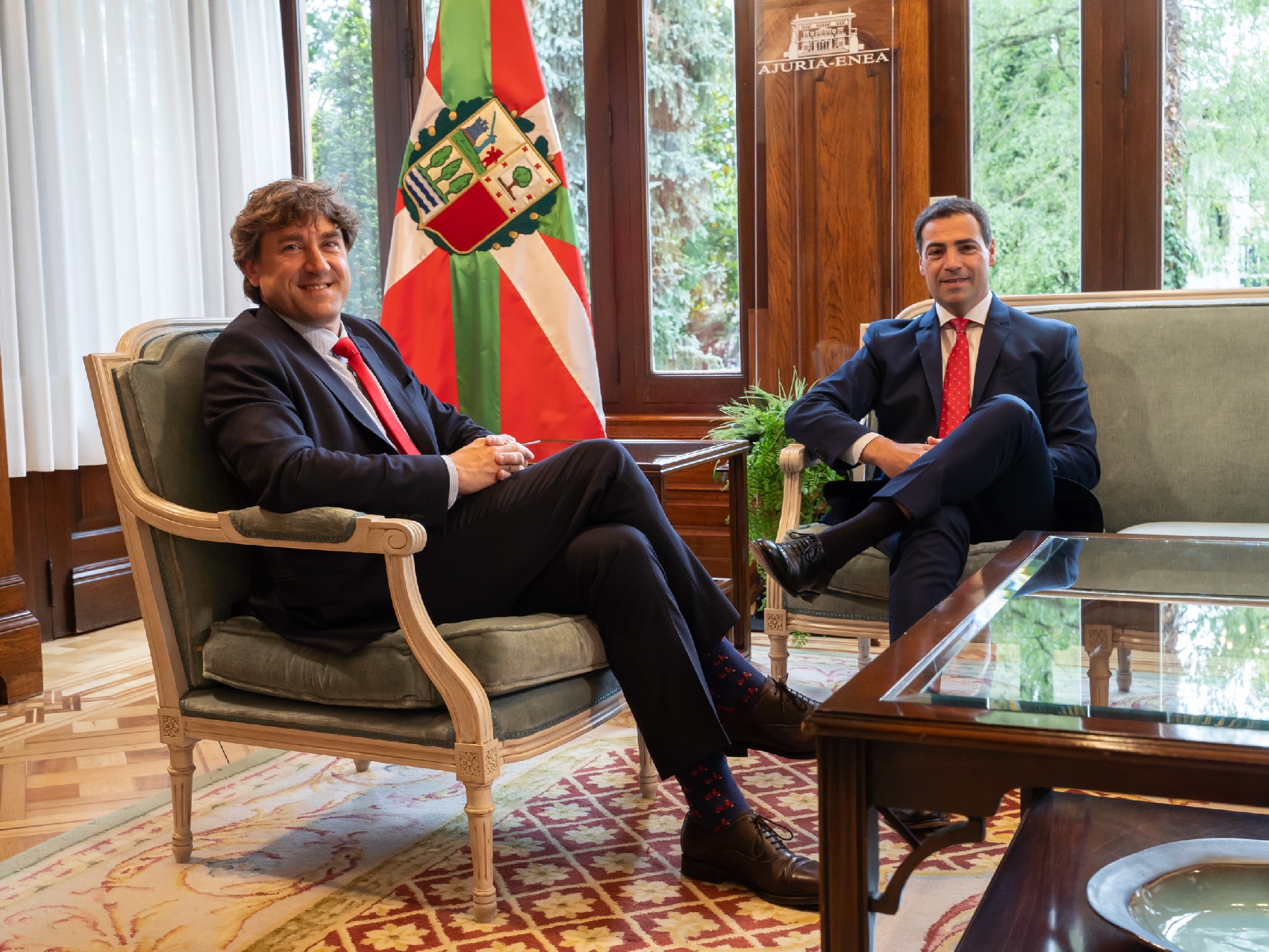 El Secretario General del PSE-EE, Eneko Andueza, durante el encuentro mantenido en Ajuria Enea con el Lehendakari Imanol Pradales| Foto: Socialistas Vascos