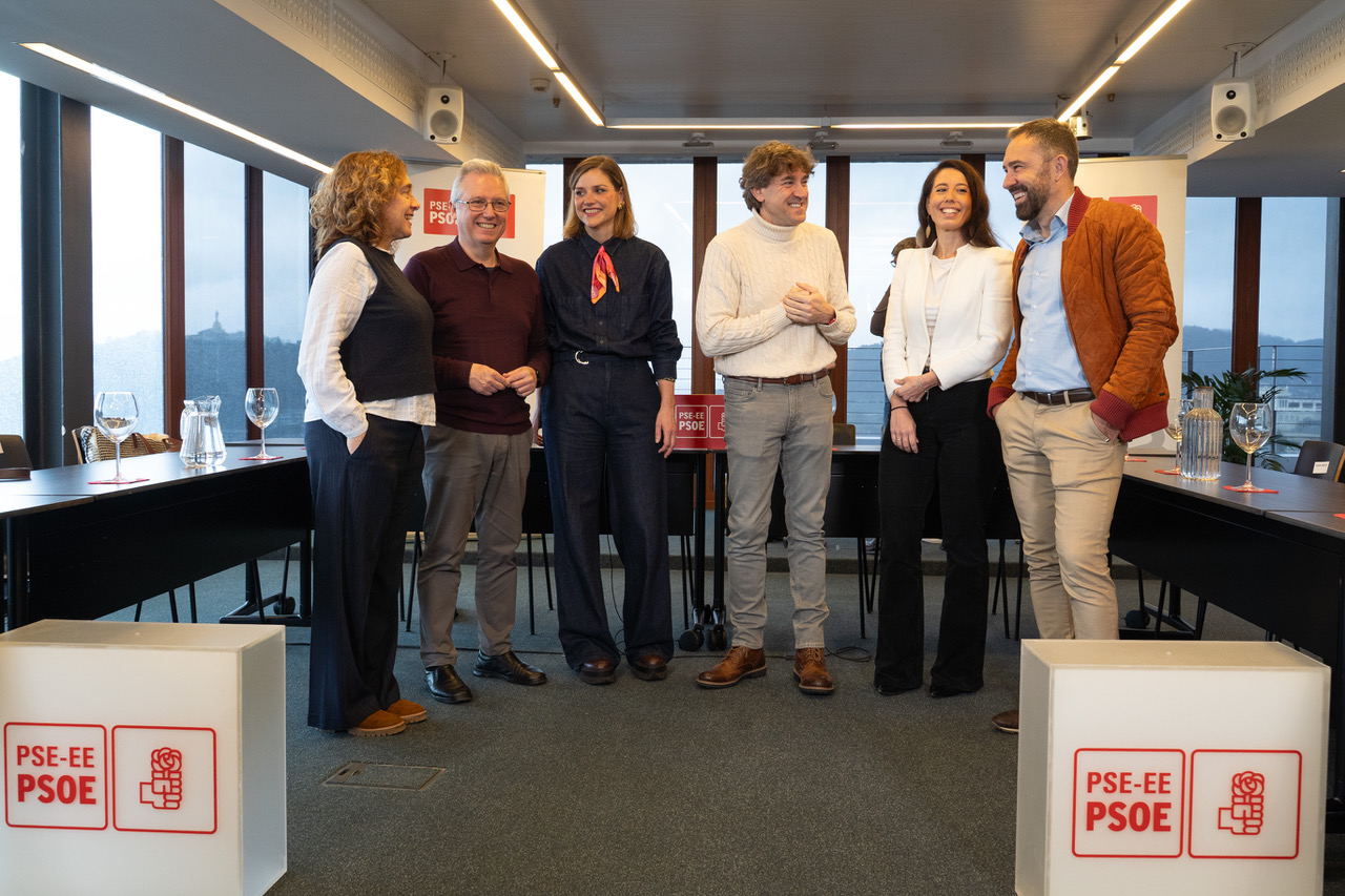 El Secretario General del PSE-EE, Eneko Andueza, acompa&ntilde;ado por la consejera Susana Garc&iacute;a Chueca, el Secretario General del PSE-EE de Gipuzkoa, Jos&eacute; Ignacio Asensio, la portavoz socialista en el Ayuntamiento de San Sebasti&aacute;n, Ane Oyarbide, la diputada foral Azahara Dom&iacute;nguez y el consejero Denis Itxaso, en la reuni&oacute;n de responsables municipales y forales | Foto: Socialistas Vascos