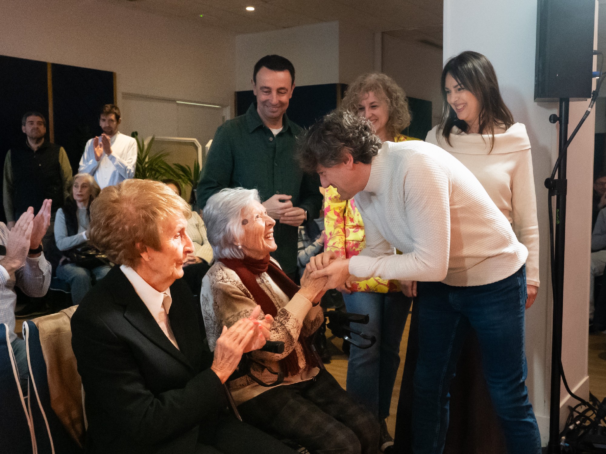 El Secretario General del PSE-EE, Eneko Andueza, saludando a las premiadas de los Bidegileak 2026 junto a la Secretaria de Igualdad, Ana L&oacute;pez de Uralde, la presidenta del PSE-EE, Cristina Gonz&aacute;lez, y el vicelehendakari Mikel Torres | Foto: Socialistas Vascos