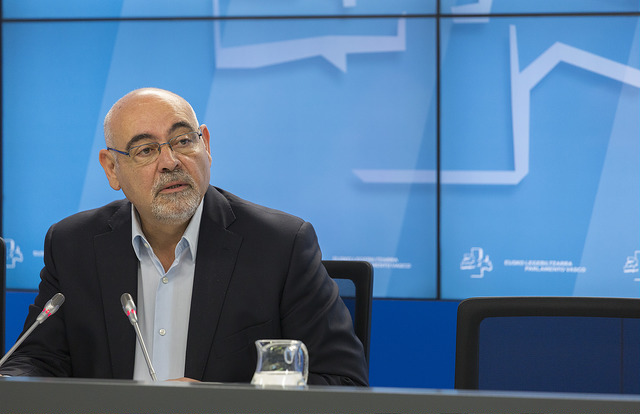 El portavoz del grupo parlamentario SOcialistas Vascos, Jos&eacute; Antonio pastor, en una imagen de archivo en el Parlamento vasco | Foto: Socialistas Vascos.