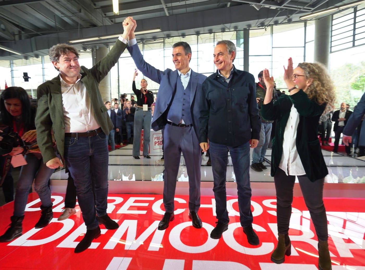 El Secretario General del PSE-EE, Eneko Andueza, junto al Secretario General del PSOE y presidente del Gobierno, Pedro Sánchez, el expresidente José Luis Rodríguez Zapatero, y la número dos de la candidatura socialista de Bizkaia para las elecciones vascas, Patricia Campelo | Foto: Socialistas Vascos