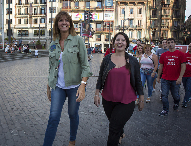 Idoia Mendia y Azahara Dom&iacute;nguez, en una foto de archivo en la plaza del teatro Arriaga de Bilbao | Foto: Socialistas Vascos