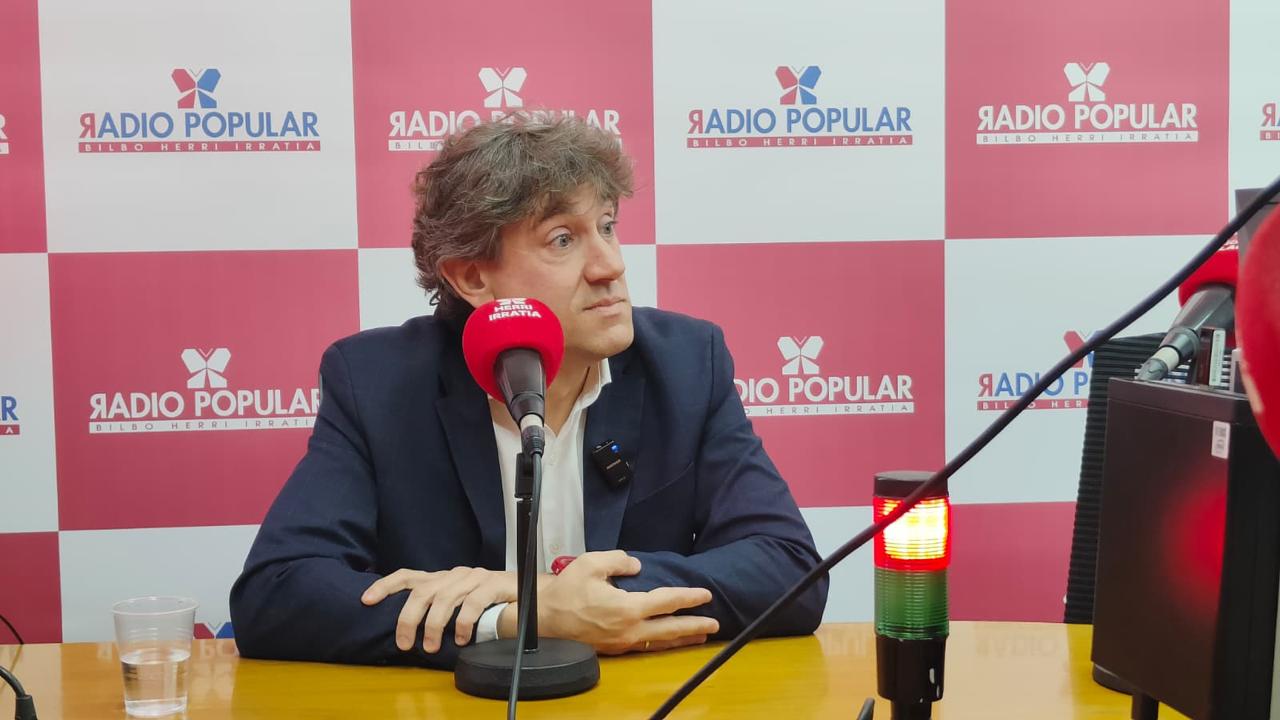 El Secretario General del PSE-EE, Eneko Andueza, durante la entrevista en Radio Popular | Foto: Socialistas Vascos