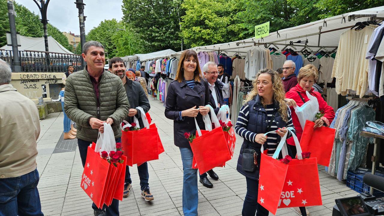 La candidata socialista vasca a las próximas elecciones europeas, Idoia Mendia, junto a la tambíen candidata en la lista socialista, Maider Lainez, en el mercadillo de Errenteria | Foto: Socialistas Vascos