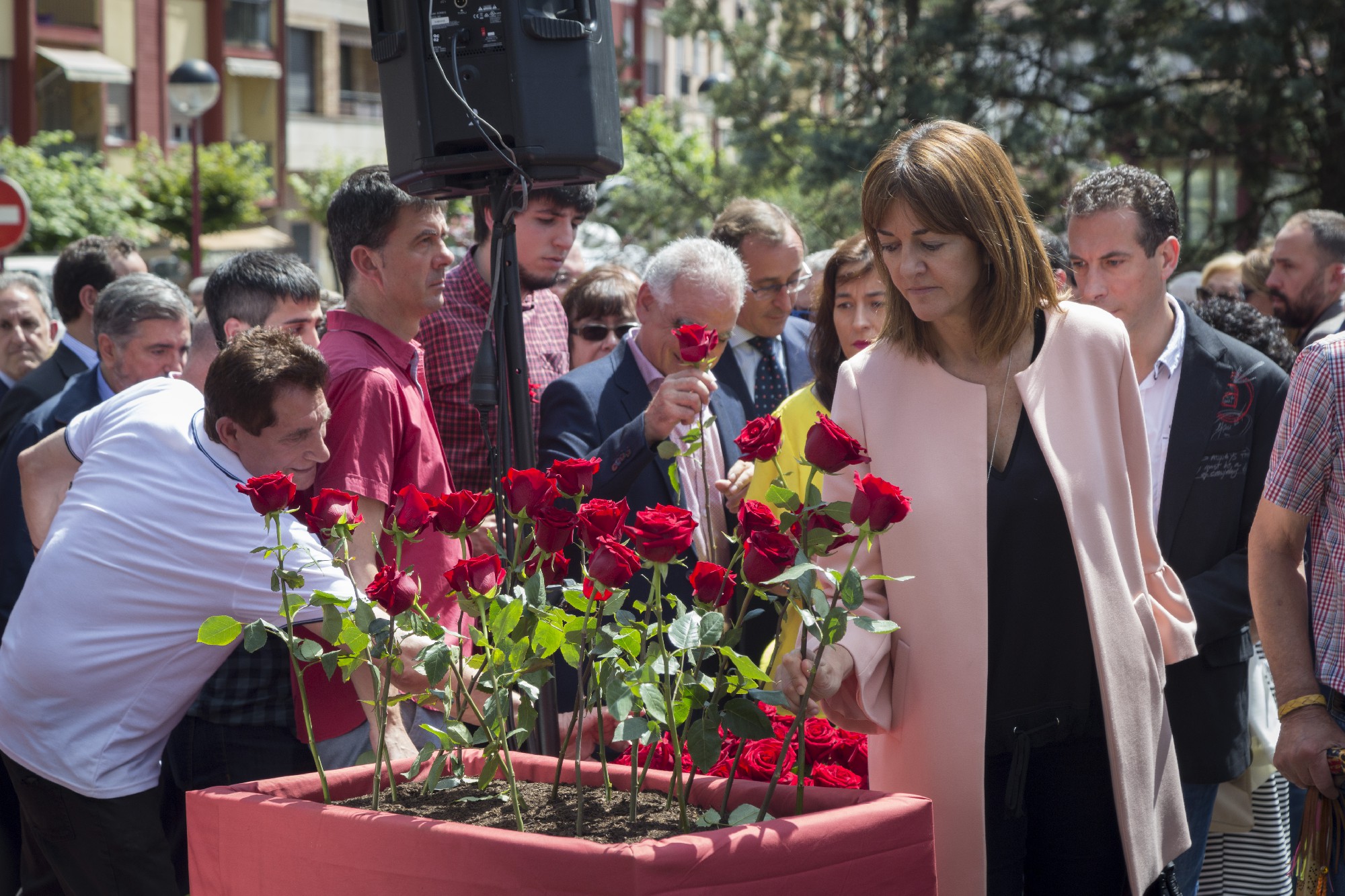 La Secretaria General del PSE-EE, Idoia Mendia, desposita una rosa en el homenaje a Miguel &Aacute;ngel Blanco. Foto | Socialistas Vascos