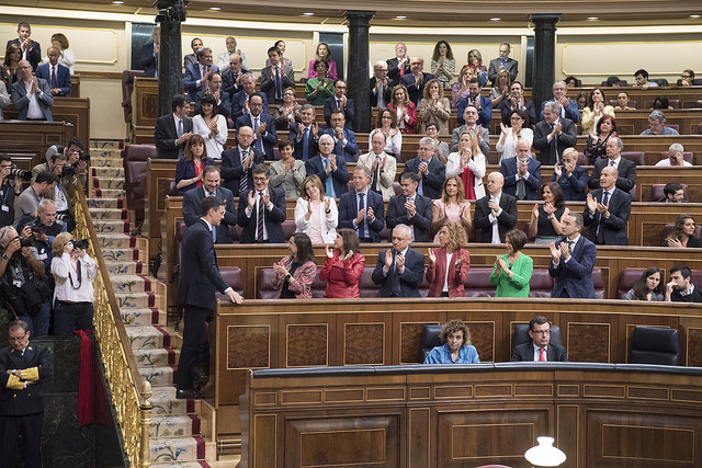 El Grupo parlamentario socialista aplaude a Pedro S&aacute;nchez durante el debate de la moci&oacute;n de censura contra Mariano Rajoy | Foto: Socialistas Vascos.