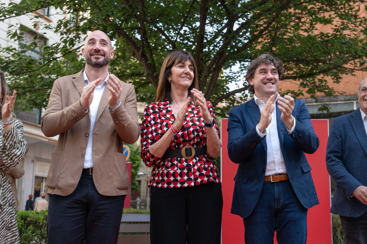 El Secretario General del PSE-EE, Eneko Andueza, junto a la candidata socialista vasca a las próximas elecciones europeas, Idoia Mendia, y el alcalde de Eibar, Jon Iraola  | Foto: Socialistas Vascos