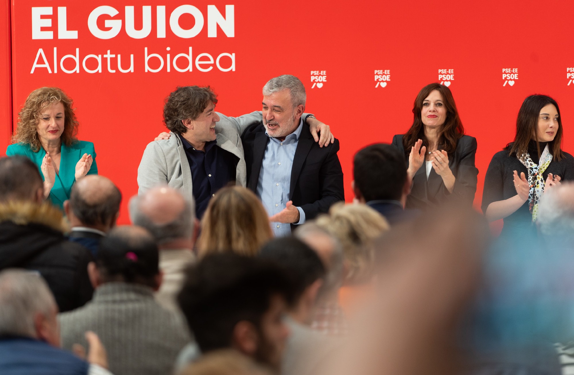 El Secretario General del PSE-EE, Eneko Andueza, junto a la Secretaria General del PSE-EE de Álava, Cristina González, el alcalde de Barcelona, Jaume Collboni, la alcaldesa de Vitoria-Gasteiz, Maider Etxebarria, y la cabeza de lista del PSE-EE por Álava para las Elecciones Vascas, Aroa Jilete | Foto: Socialistas Vascos