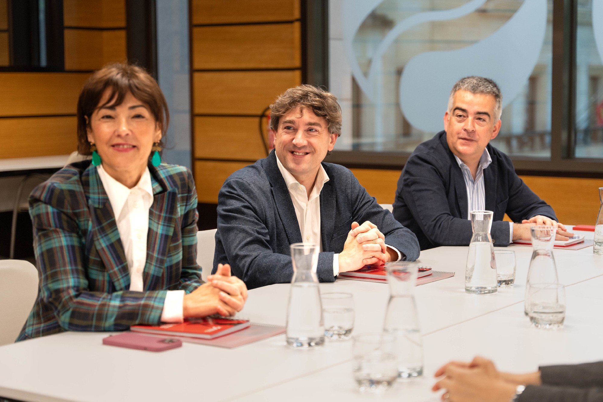 El Secretario General del PSE-EE, Eneko Andueza, junto al Secretario de Organización del PSE-EE, Miguel Ángel Morales, y la Secretaria de Política Institucional, Bego Gil | Foto: Socialistas Vascos