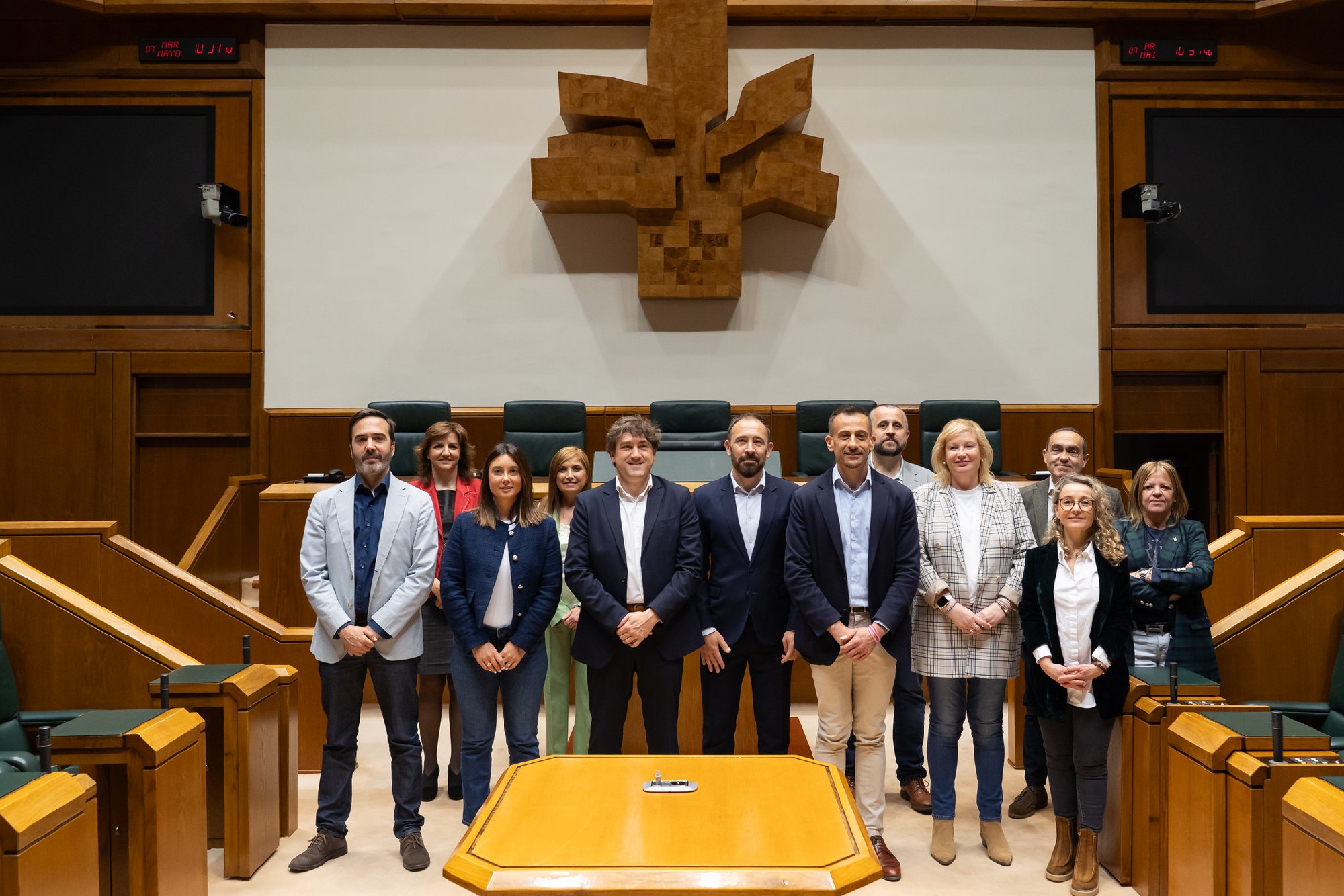 El Secretario General del PSE-EE, Eneko Andueza, en el Parlamento Vasco junto al resto de parlamentarios y parlamentarias del PSE-EE | Foto: Socialistas Vascos