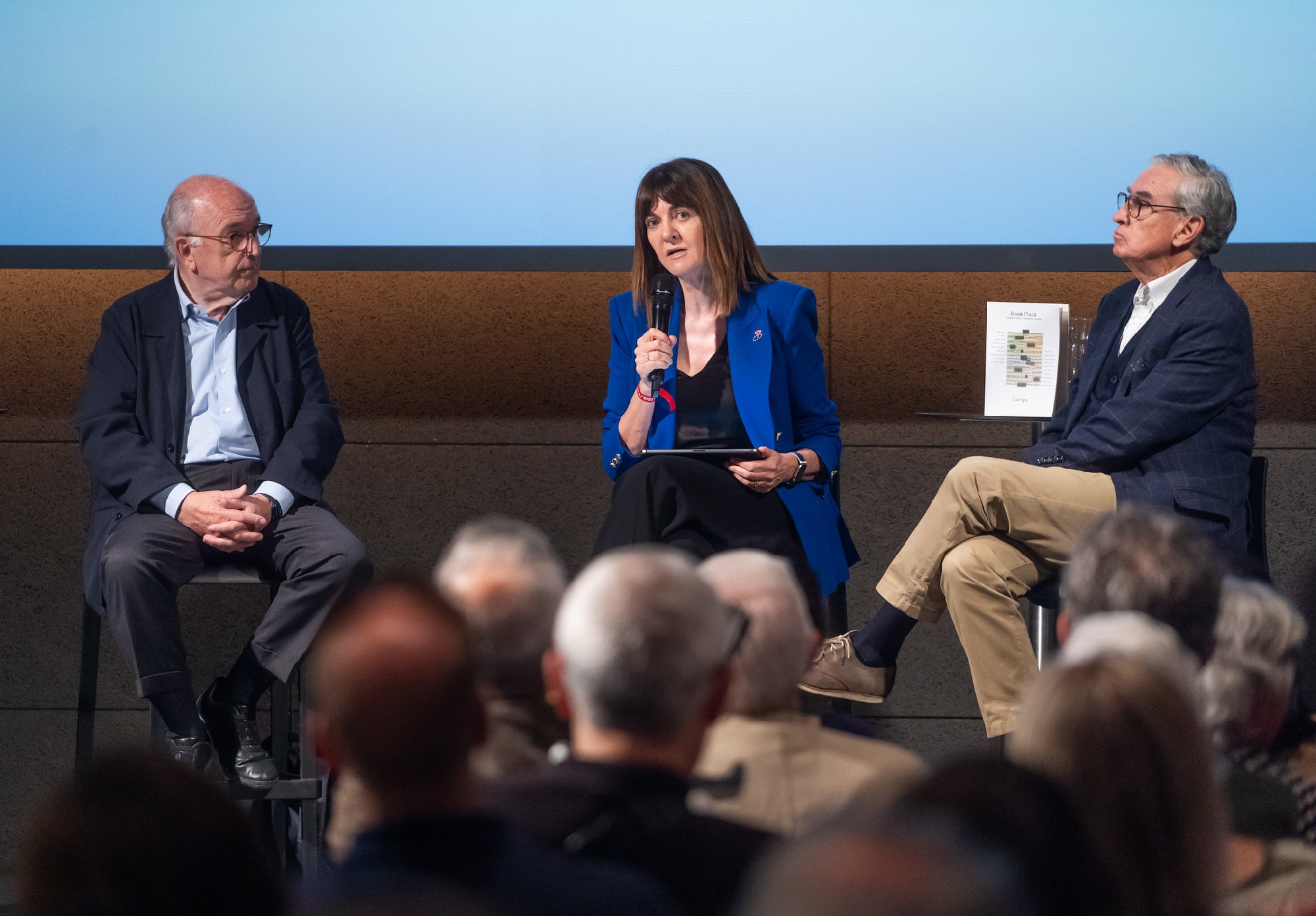 La candidata socialista vasca a las próximas elecciones europeas, Idoia Mendia, junto al ex secretario general del PSOE y ex vicepresidente de la Comisión Europea, Joaquín Almunia, y el ex eurodiputado Ramón Jáuregui | Foto: Socialistas Vascos