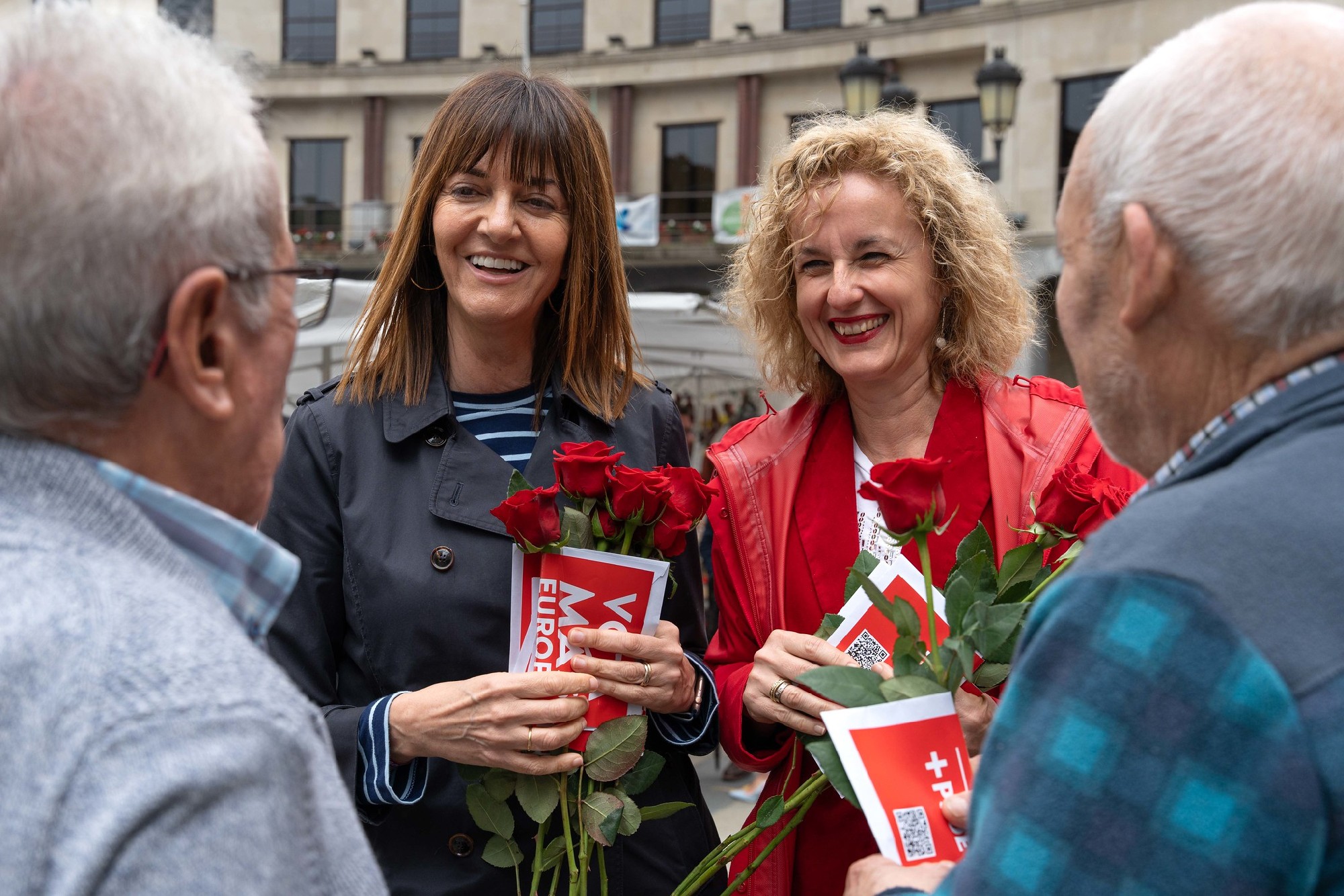 La candidata socialista vasca a las próximas elecciones europeas, Idoia Mendia, junto a la Secretaria General del PSE-EE de Álava, Cristina González, en Llodio | Foto: Socialistas Vascos