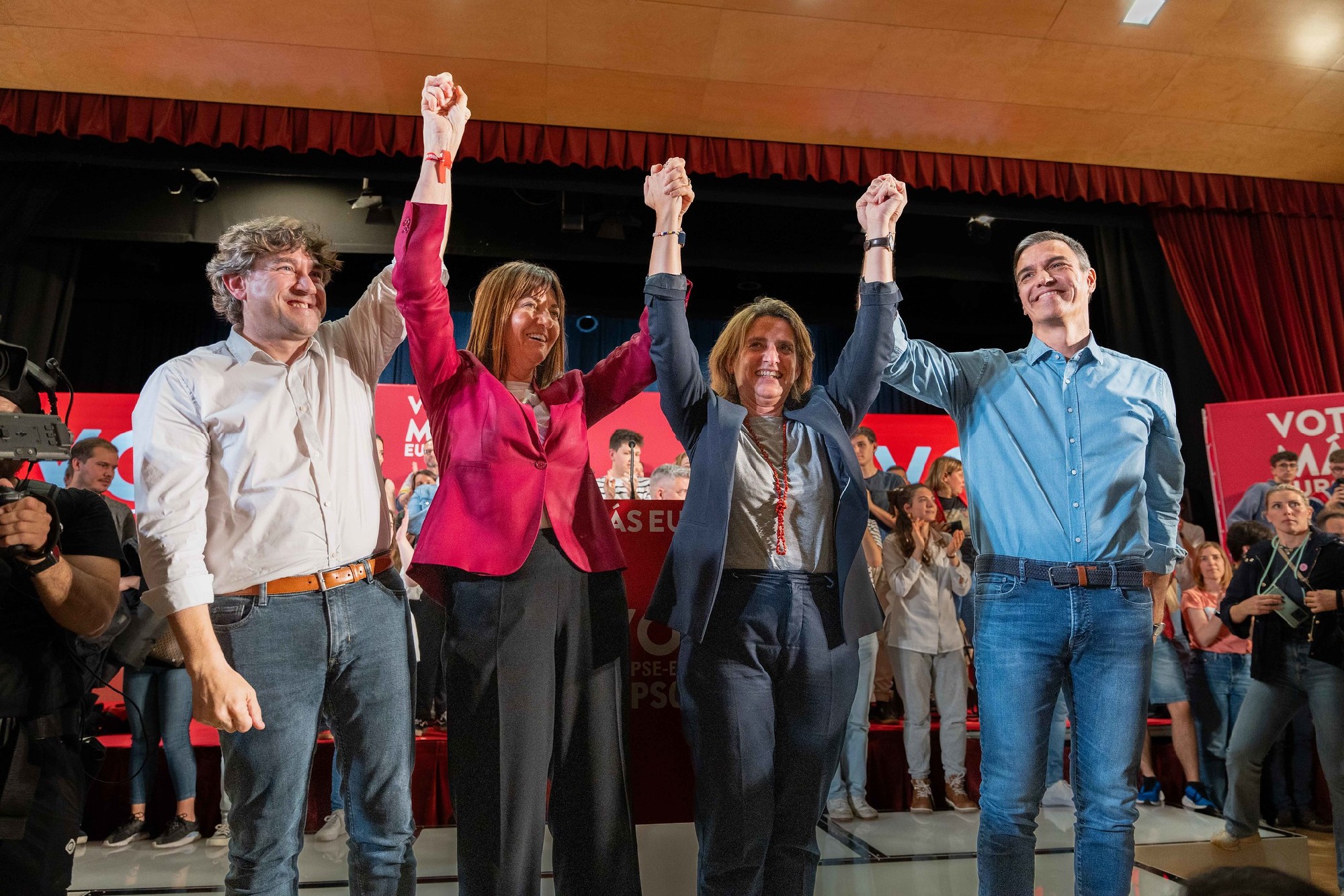 El Secretario General del PSE-EE, Eneko Andueza, con la candidata Idoia Mendia, la cabeza de lista socialista para las elecciones europeas, Teresa Ribera, y el Secretario General del PSOE y presidente del Gobierno, Pedro Sánchez | Foto: Socialistas Vascos