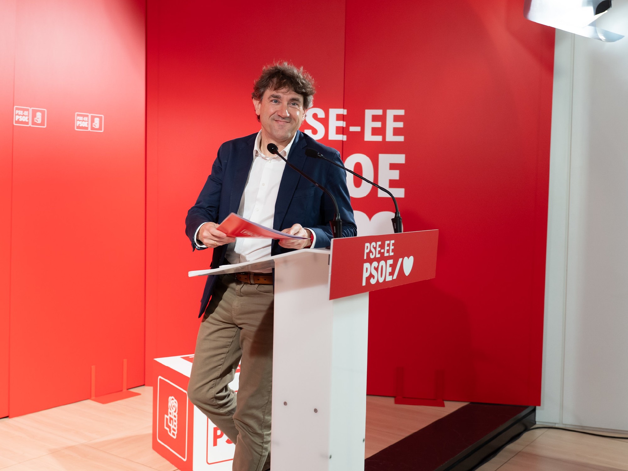 El Secretario General del PSE-EE, Eneko Andueza, a su llegada a la rueda de prensa para dar cuenta del desarrollo de la &uacute;ltima reuni&oacute;n de la Comisi&oacute;n Ejecutiva | Foto: Socialistas Vascos