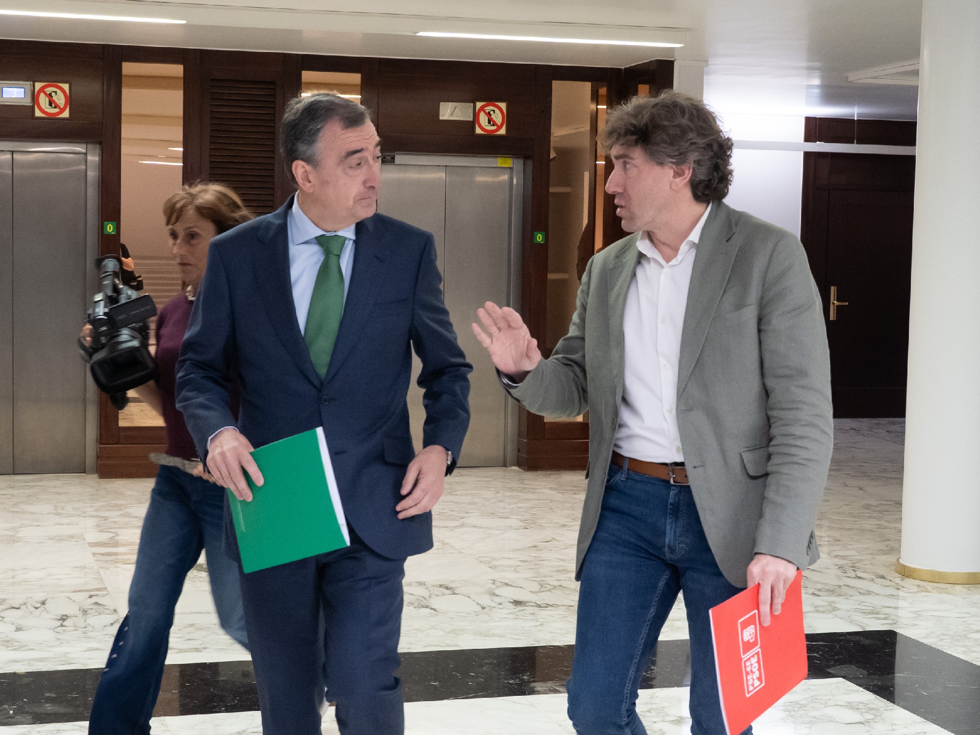 El Secretario General del PSE-EE, Eneko Andueza, junto al presidente del PNV, Aitor Esteban, poco antes de la rueda de prensa conjunta para presentar la Ley de Medidas Urgentes para la Actividad Econ&oacute;mica | Foto: Socialistas Vascos