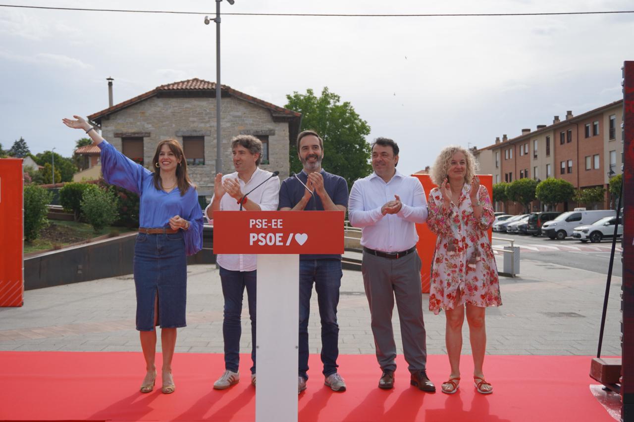 El Secretario General del PSE-EE, Eneko Andueza, en la Fiesta de las Agrupaciones de &Aacute;lava junto a la alcaldesa de Vitoria-Gasteiz, Maider Etxebarria, el Secretario General del PSE-EE de &Aacute;lava, Javier Hurtado, el alcalde de Iru&ntilde;a de Oca, Michel Montes, y la presidenta del PSE-EE, Cristina Gonz&aacute;lez | Foto: Socialistas Vascos