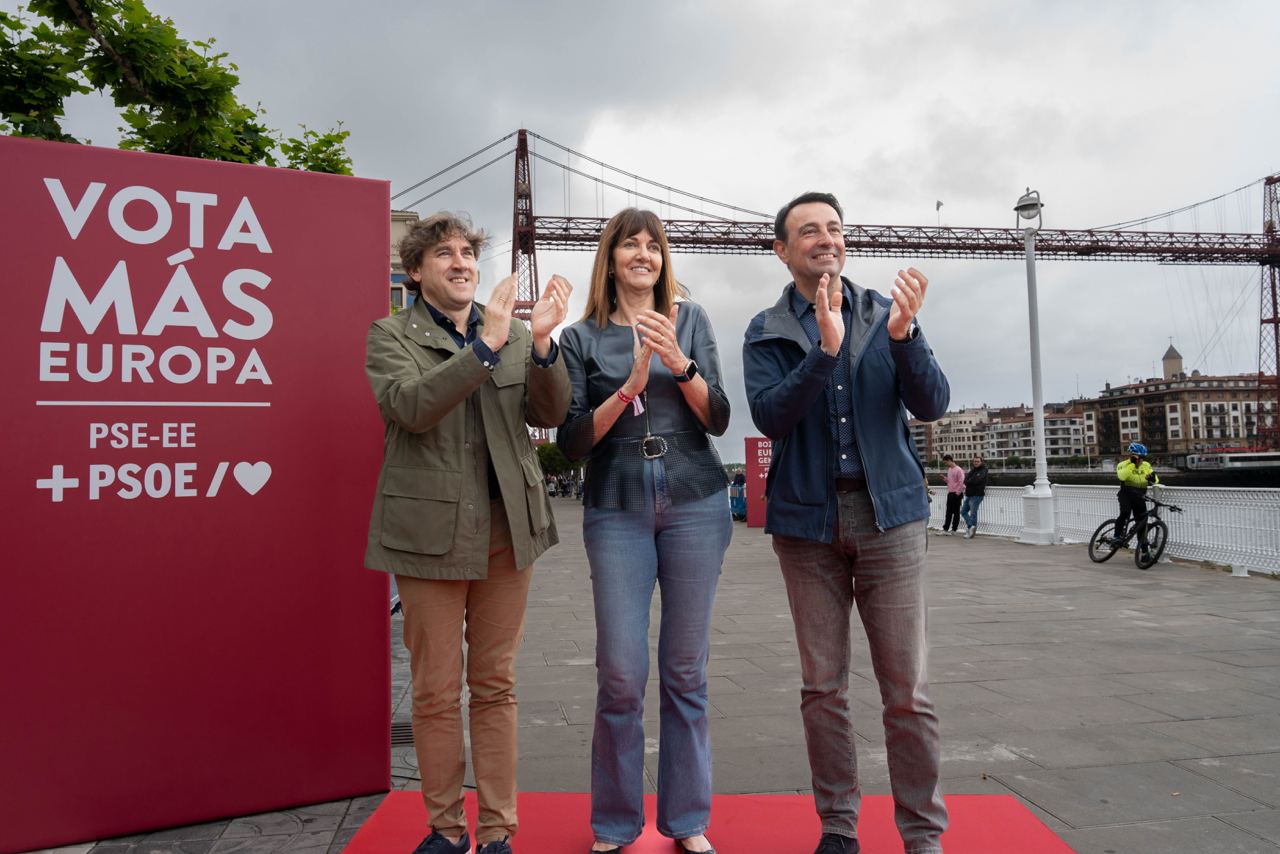 El Secretario General del PSE-EE, Eneko Andueza, en el inicio de campaña junto a la candidata socialista vasca a las próximas elecciones europeas, Idoia Mendia, y el alcalde de Portugalete, Mikel Torres | Foto: Socialistas Vascos 