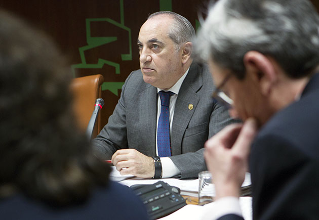 El consejero socialista, I&ntilde;aki Arriola, durante la presentaci&oacute;n del Plan Director de Vivienda 2018-2020 | Foto: Parlamento Vasco.