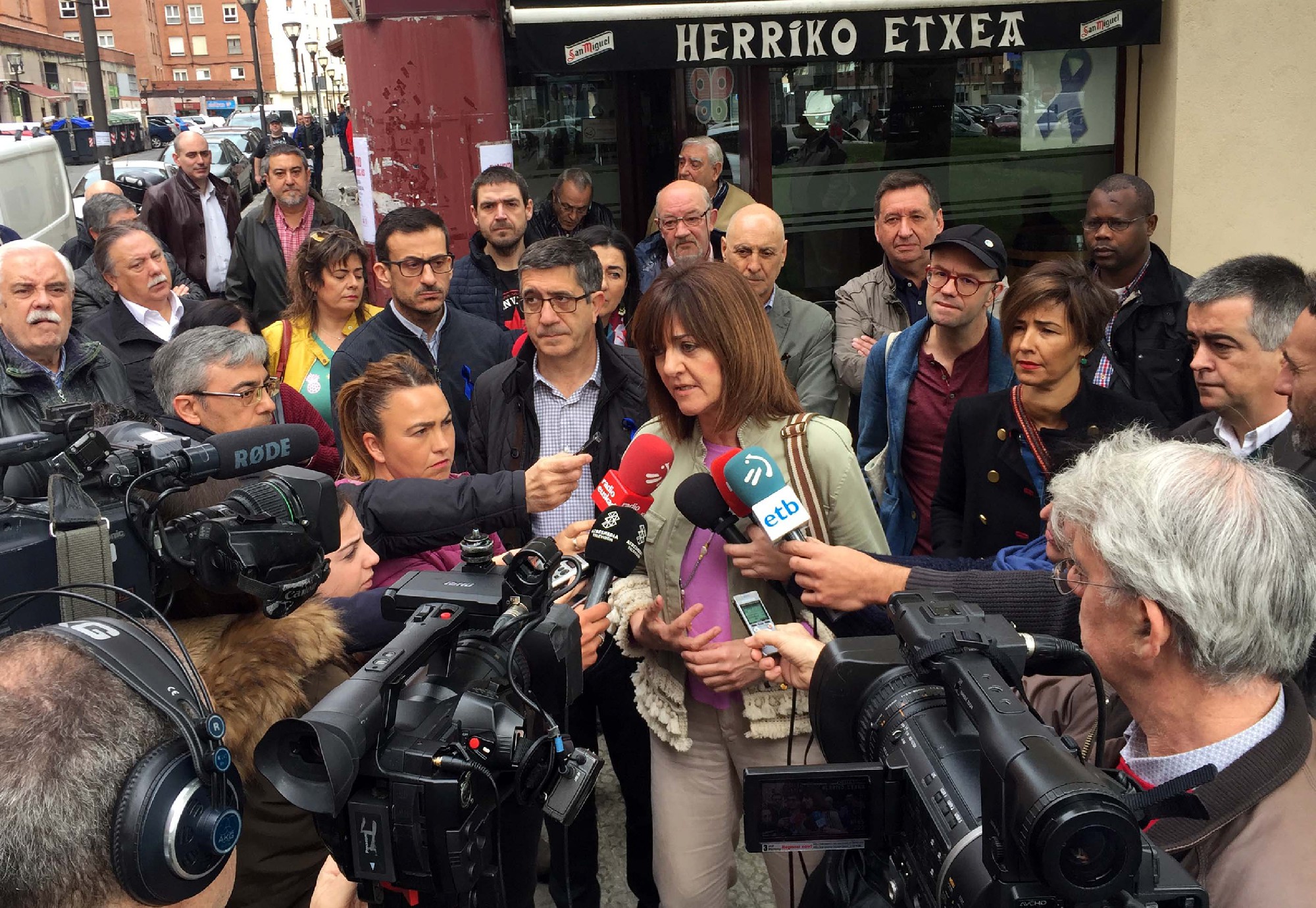 Idoia Mendia, acompa&ntilde;a del lehendakari, Patxi L&oacute;pez, el exconsejero de Interior, Rodolfo Ares, y militantes y simpatizantes de la agrupaci&oacute;n socialista de La Pe&ntilde;a (Bilbao | Foto: Socialistas Vascos.