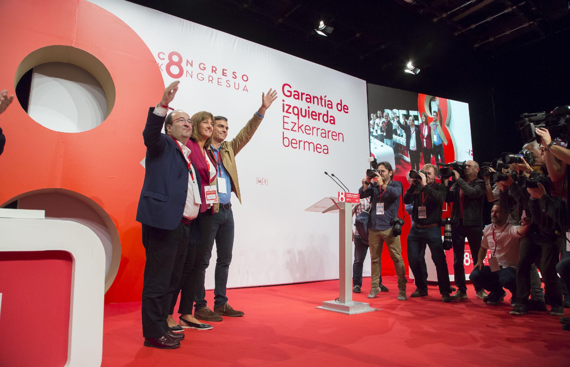 Idoia Mendia, Pedro S&aacute;nchez y Miquel Iceta saludan a los delegado/as del PSE-EE en su 8&ordm; Congreso. Foto | Socialistas Vascos