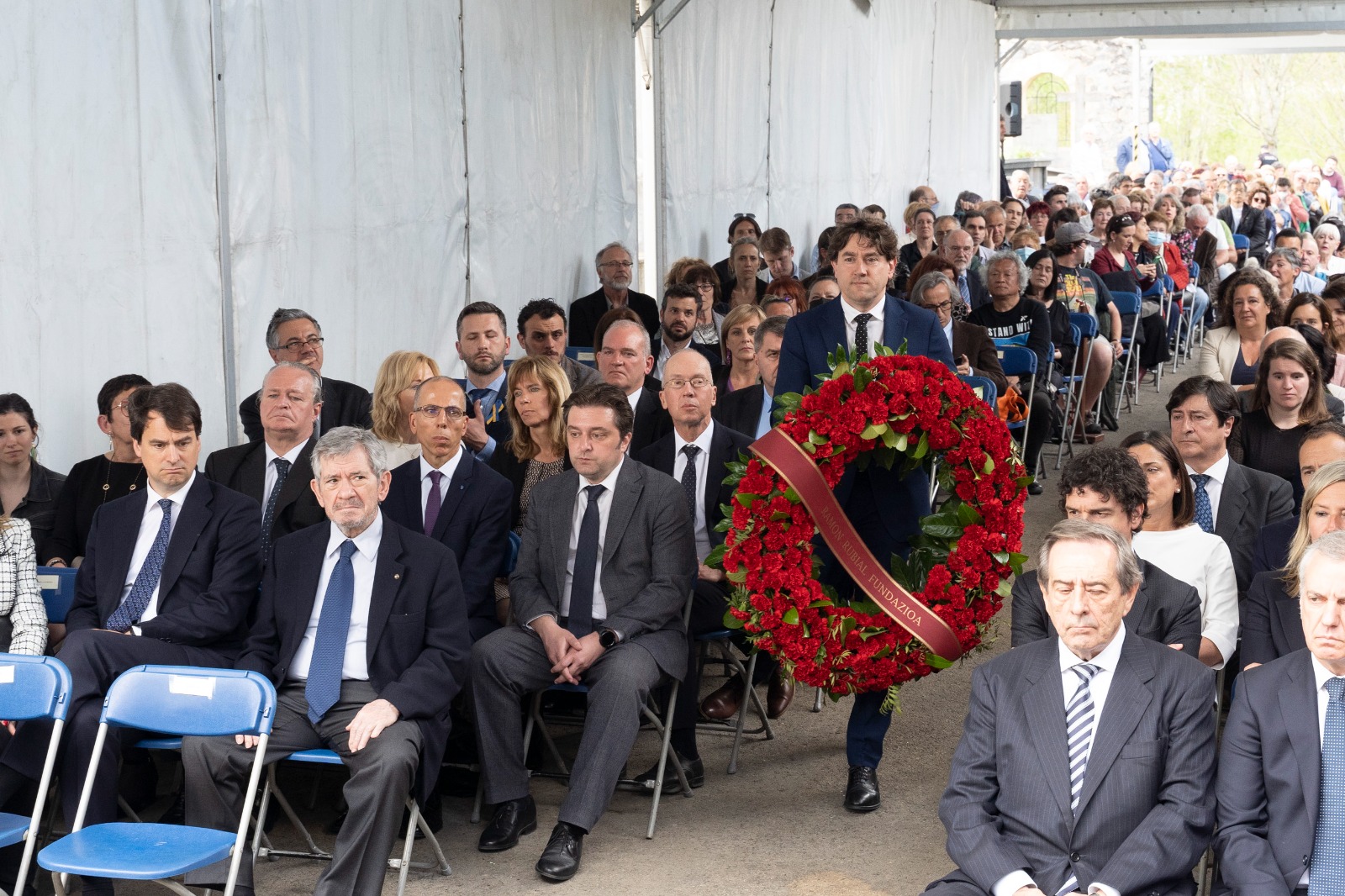 El Secretario General del PSE-EE, Eneko Andueza, participa en la ofenda floral en memoria de las víctimas y superivivientes del bombardeo de Gernika el 26 de abril de 1937 por los aviones de los fascistas | Foto: Socialistas Vascos.